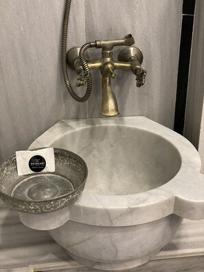 Shower, rainfall showerhead, hair dryer, bathrobes - Weingart Seaside Hotel (Istanbul)
