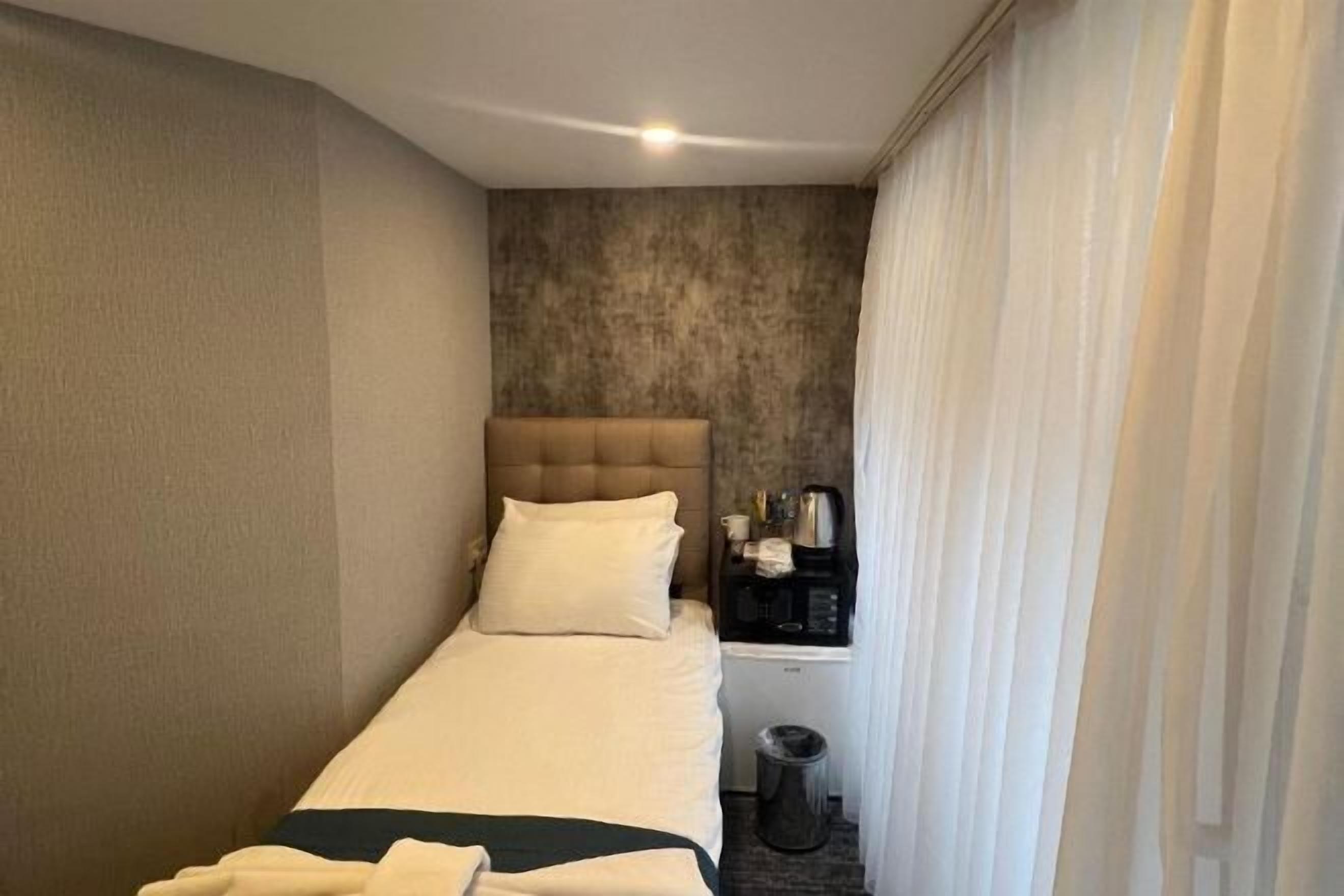 Een minibar, een kluis op de kamer, een bureau, verduisterende gordijnen