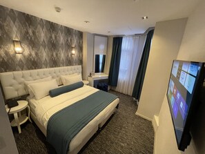 Superior kamer, 1 twee- of 2 eenpersoonsbedden | Een minibar, een kluis op de kamer, een bureau, verduisterende gordijnen