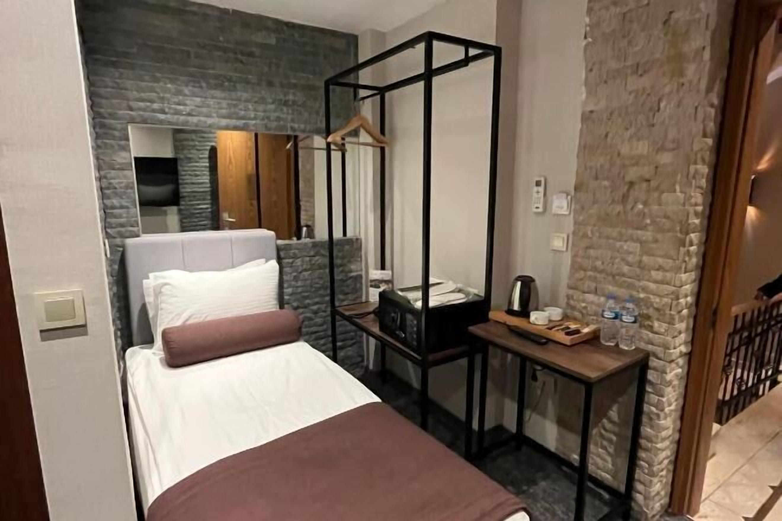 Een minibar, een kluis op de kamer, een bureau, verduisterende gordijnen