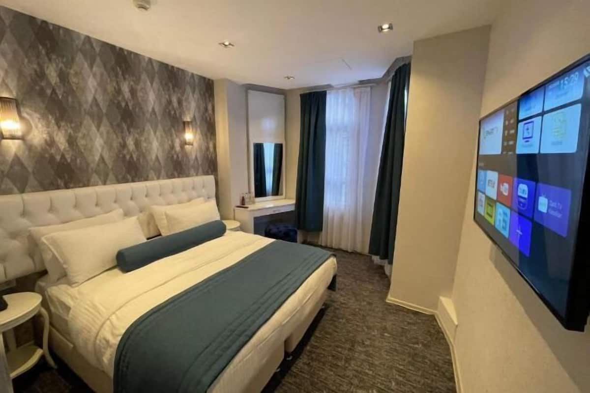 Een minibar, een kluis op de kamer, een bureau, verduisterende gordijnen