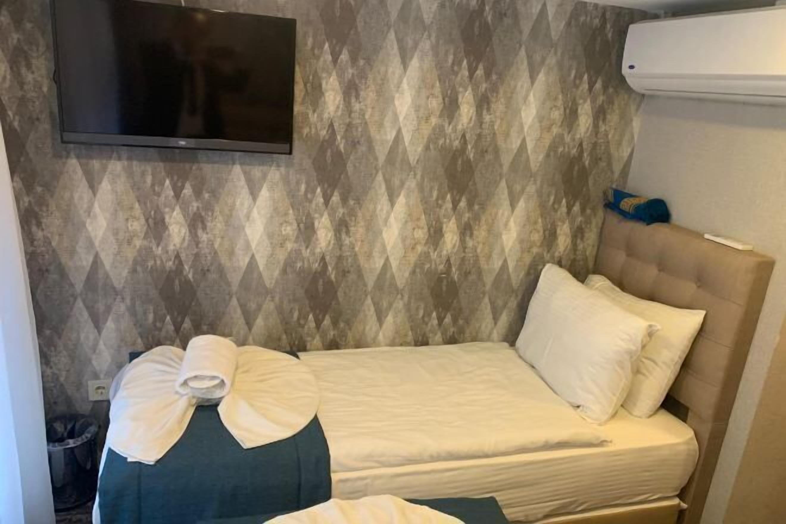 Minibar, Zimmersafe, Schreibtisch, Verdunkelungsvorhänge