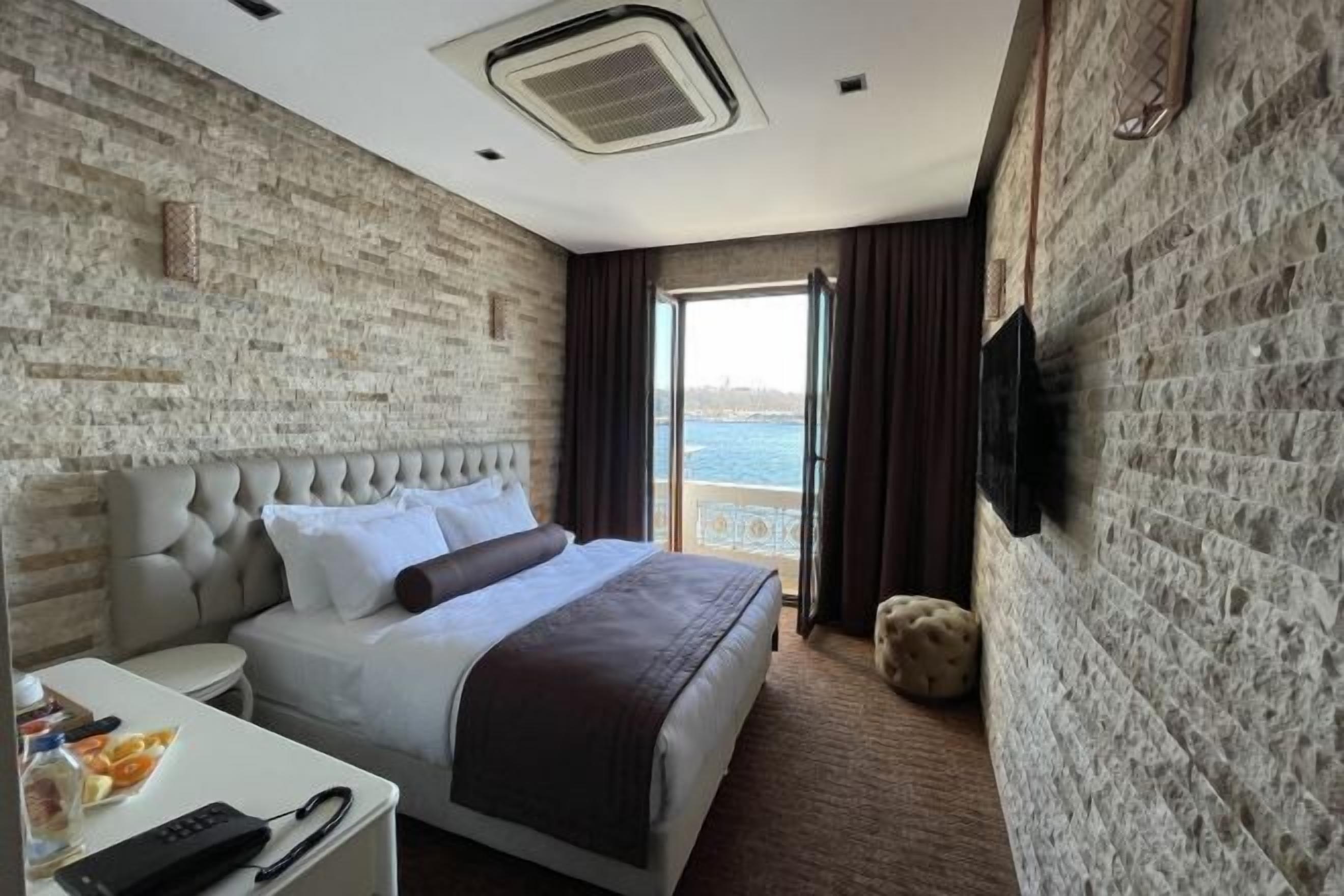 Een minibar, een kluis op de kamer, een bureau, verduisterende gordijnen