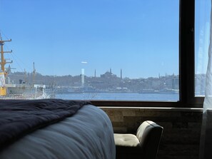Een minibar, een kluis op de kamer, een bureau, verduisterende gordijnen