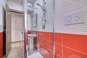 Family Apartment, 1 Bedroom, Balcony, Sea Facing (Eclisse House Few Steps From The Sea) | Bathroom | Combined shower/tub, bidet, towels, soap - Eclisse House Few Steps From The Sea (Augusta)
