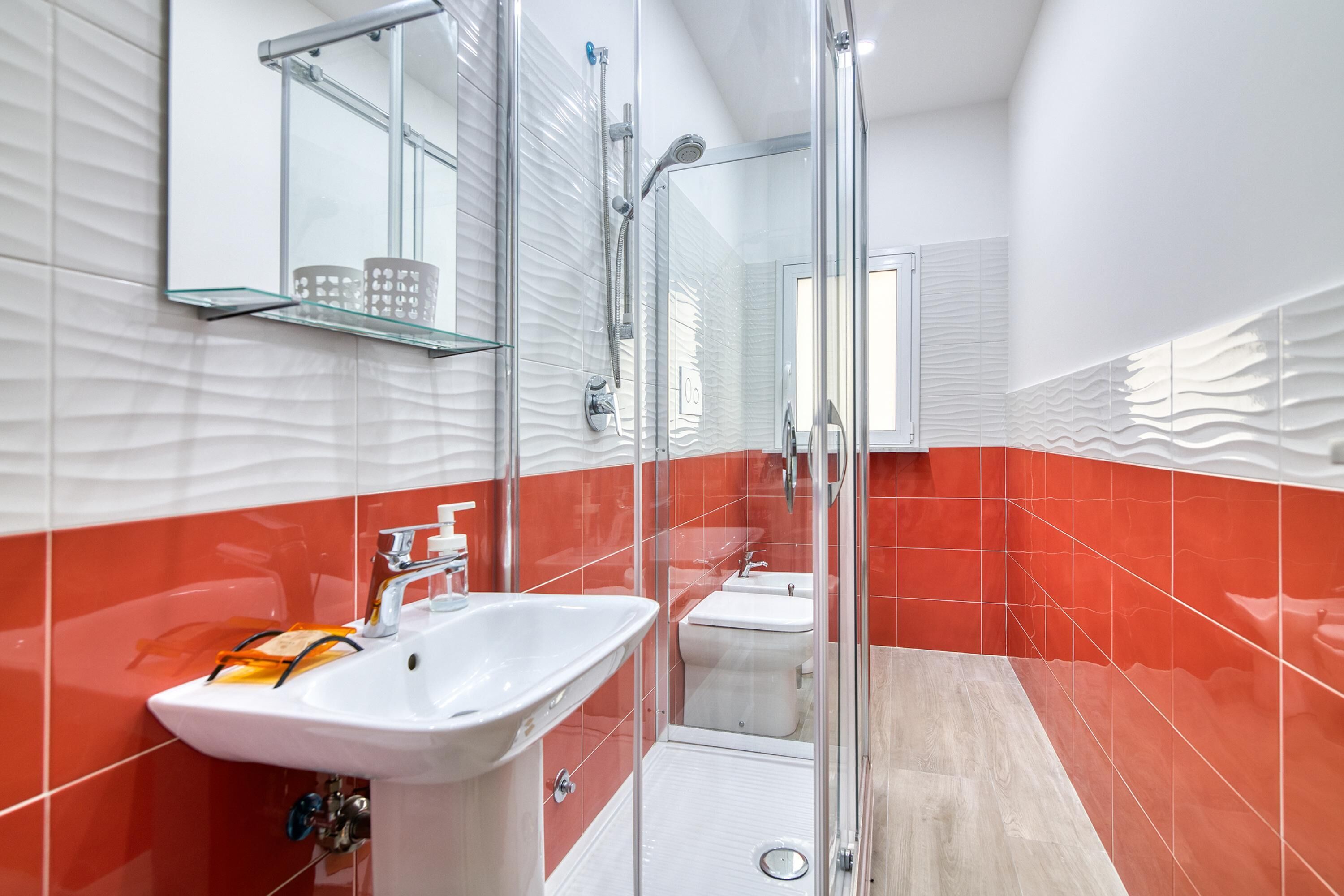 Combined shower/tub, bidet, towels, soap