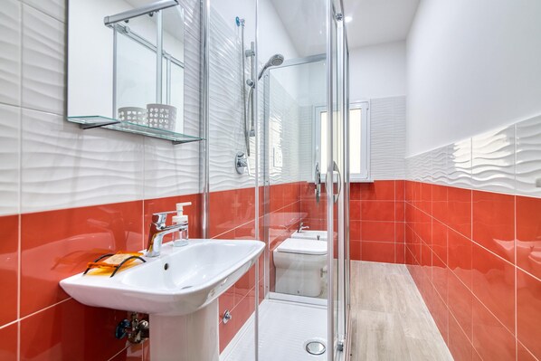 Family Apartment, Multiple Bedrooms, Sea Facing (Eclisse House Few Steps From The Sea) | Bathroom