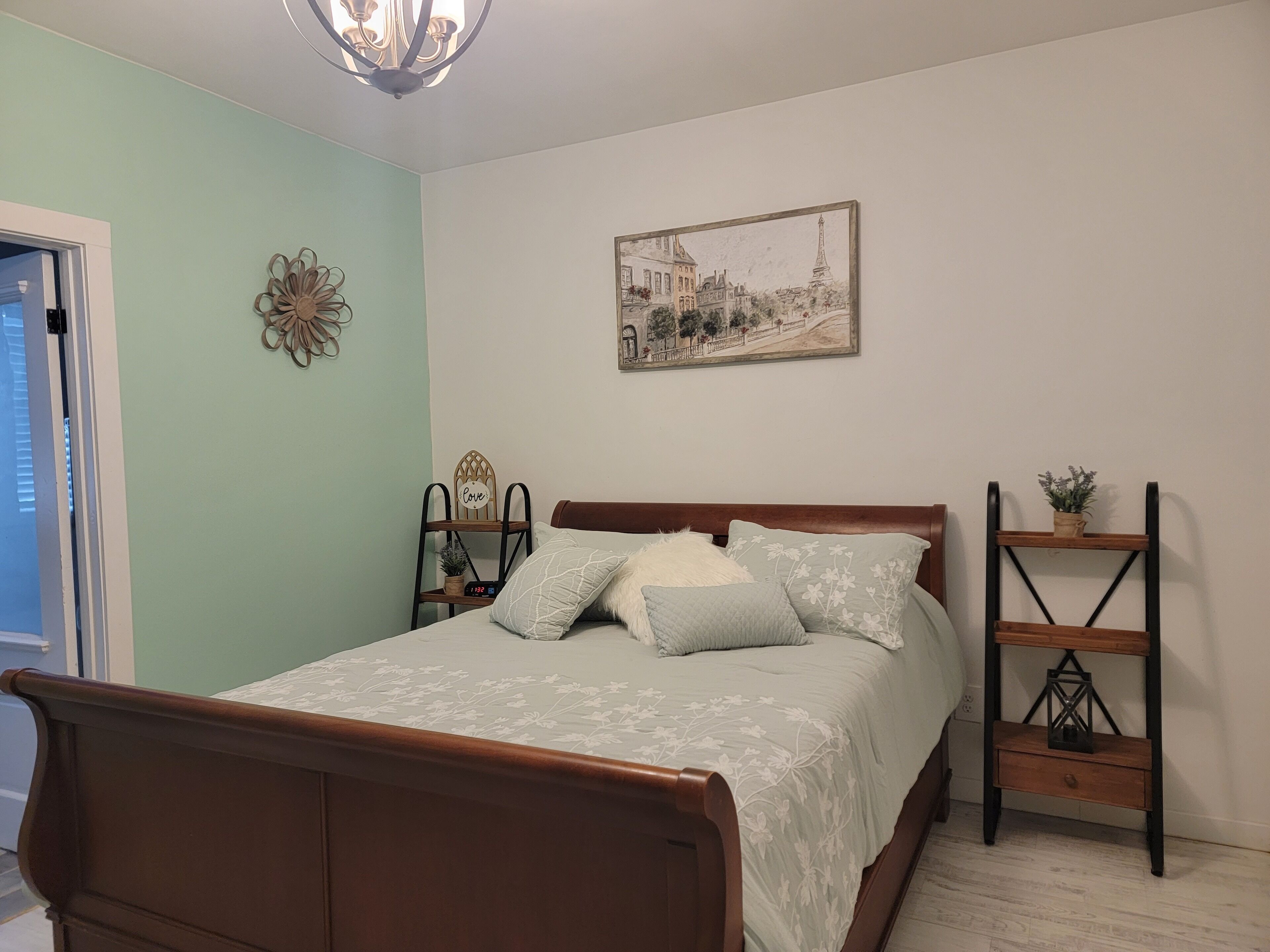 3 quartos, escrivaninha, ferros/tábuas de passar roupa, berço de viagem