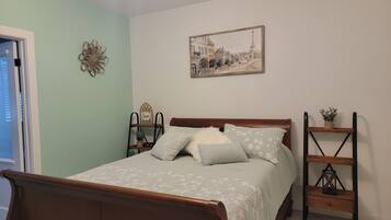 3 quartos, escrivaninha, ferros/tábuas de passar roupa, berço de viagem