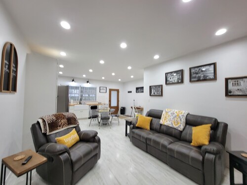 Cottage By The Park Home of The Big Things