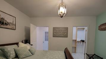 3 habitaciones, escritorio y tabla de planchar con plancha