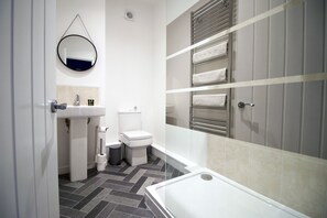 Bathroom - Minister House Apt 1 by Tŷ SA (Cardiff)
