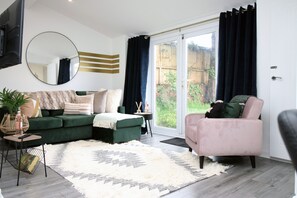 Living area - Minister House Apt 1 by Tŷ SA (Cardiff)