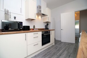 Apartamento | Cozinha privada | Geladeira grande, cafeteira/chaleira, chaleira elétrica, torradeira