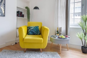 Apartment, 1 Queen Bed | Living area
