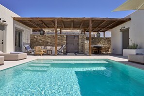 The Elite Suite, 3 Bedrooms, Private Pool and Outdoor Hot Tub | حمام سباحة خاص