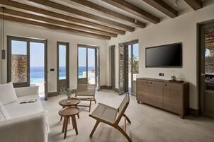 Suite Grand, 3 habitaciones, piscina privada | Zona de estar | Smart TV de 49 pulgadas con canales digitales, una televisión