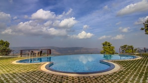 Outdoor pool - Nirvana Eco & Agro Resort (Jaoli)