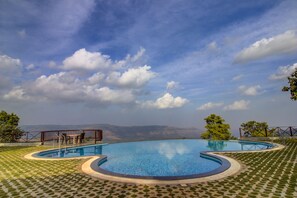 Outdoor pool - Nirvana Eco & Agro Resort (Jaoli)