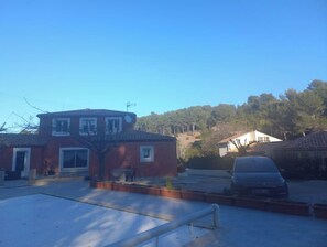 المنشأة من الخارج