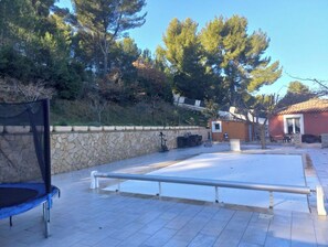 Property grounds - Large villa with swimming pool. 3 bedrooms, 2 bathrooms and large garden with terrace. (Velaux)