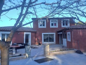 Outdoor dining - Large villa with swimming pool. 3 bedrooms, 2 bathrooms and large garden with terrace. (Velaux)