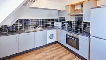 Een koelkast, een microgolfoven, een oven, een kookplaat