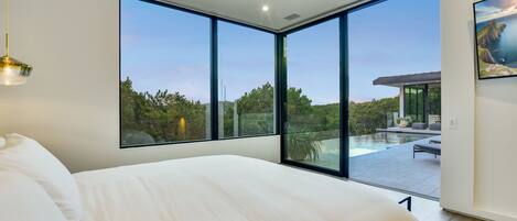 4 bedrooms, desk, iron/ironing board, travel cot