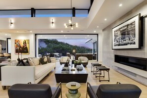 Smart TV, fireplace, DVD player, table tennis