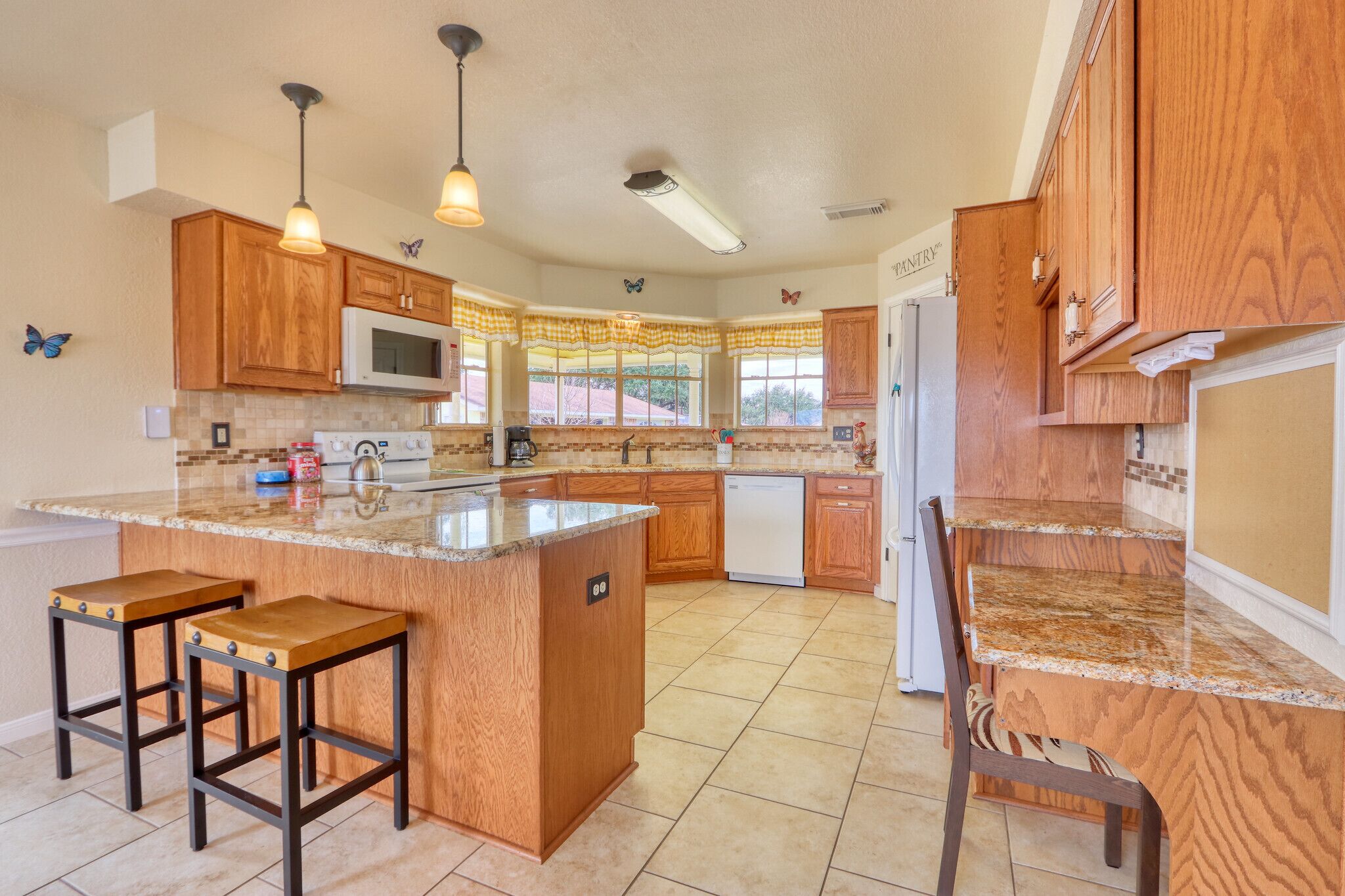 Kara's Place - Sunny 3 Bedroom Farmhouse w/ Pool