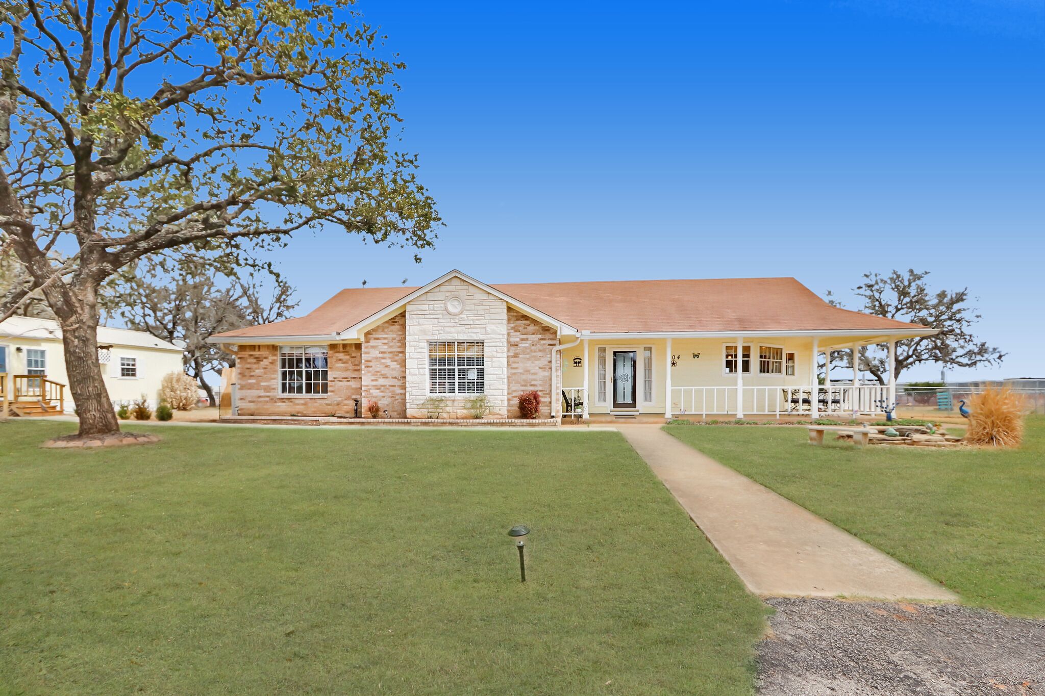 Kara's Place - Sunny 3 Bedroom Farmhouse w/ Pool