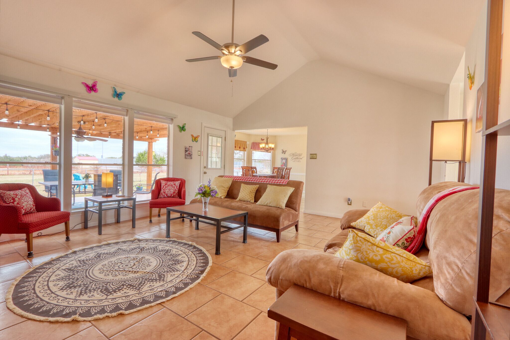 Kara's Place - Sunny 3 Bedroom Farmhouse w/ Pool