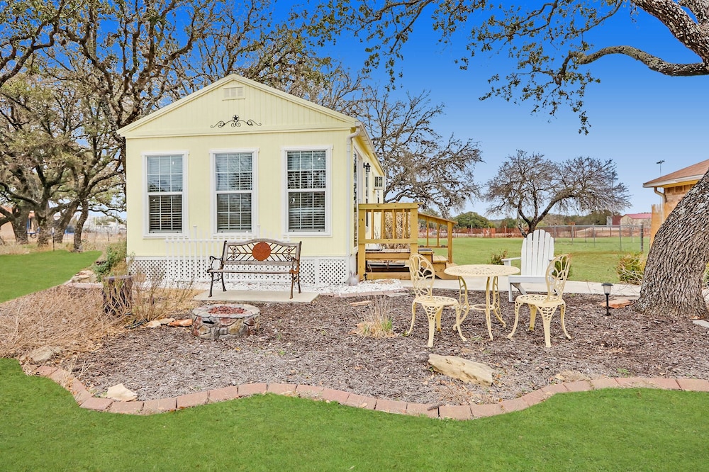 Kara's Cottage - Cozy Johnson City Bungalow for 3!