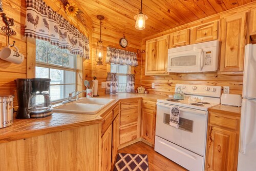 Kara's Cottage - Cozy Johnson City Bungalow for 3!