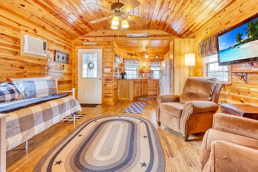 Kara's Cottage - Cozy Johnson City Bungalow For 3! - Johnson City, TX