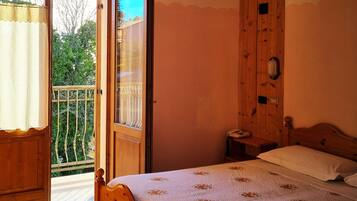 1 bedroom, desk, free WiFi, bed sheets