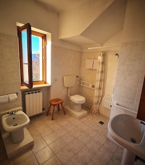A bathroom with a toilet, bidet, and sink. - Hotel Piccola Mantova (Bosco Chiesanuova)