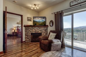 Smart-TV, peis, DVD-spiller og fotballspill