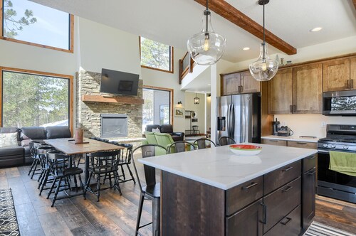 New 3-Level Lodge w/ Amazing View Close to Slopes & Trails w/ Great Amenities