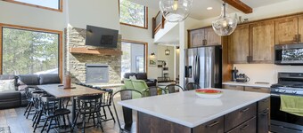 New 3-Level Lodge w/ Amazing View Close to Slopes & Trails w/ Great Amenities