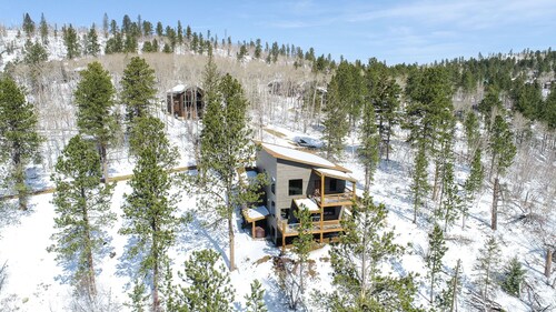 New 3-Level Lodge w/ Amazing View Close to Slopes & Trails w/ Great Amenities