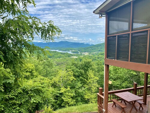 Escape to Lake Chatuge! Stunning views of the mountains and lake!