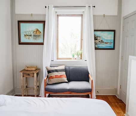 3 Schlafzimmer, Schreibtisch, Bügeleisen/Bügelbrett, WLAN. Boutique Guest Stay in Downtown Clarksville