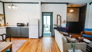Un espace de vie moderne comprenant une cuisine, un coin repas et un coin salon.