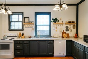 Fridge, microwave, oven, stovetop - Boutique Guest Stay in Downtown Clarksville (Clarksville)