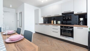 Kaffetrakter/tekoker, kjøleskap, ovn og kokeplater