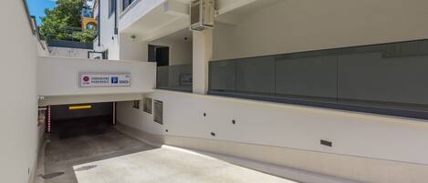 A parking garage with a sign indicating 'ZABRANJE PARKIRANJE GARAZA'.