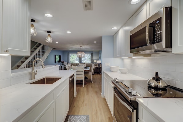 Fridge, microwave, stovetop, dishwasher