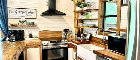 Réfrigérateur, micro-ondes, four, plaque de cuisson