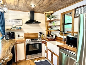 Fridge, microwave, oven, stovetop - Stayhocha: Romantic Couple's Getaway, Daybed swing (Broken Bow)